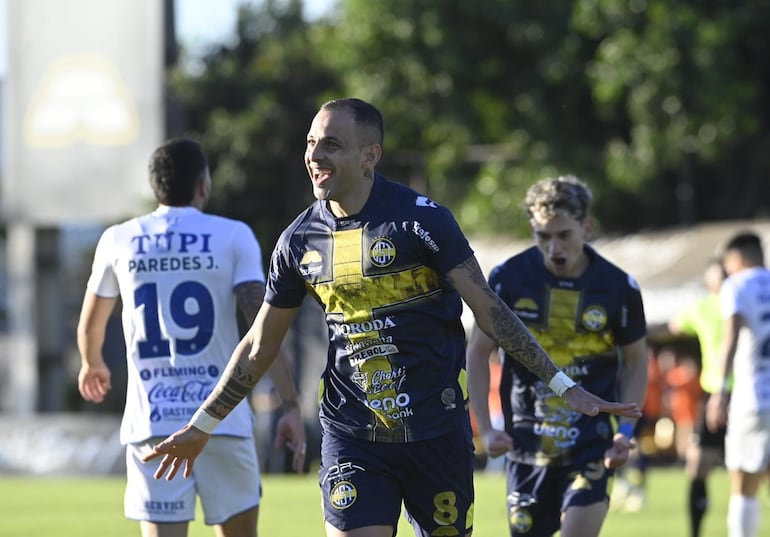 Luis de la Cruz festeja tras anotar el primer gol de Trinidense ante Ameliano