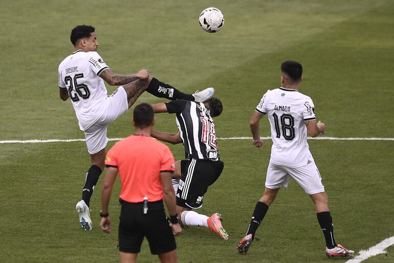  Renzo Saravia (i) de Mineiro disputa el balón con Thiago Almada de Botafogo este sábado, en la final de la Copa Libertadores entre Atlético Mineiro y Botafogo, en el estadio Más Monumental en Buenos Aires (Argentina). 
