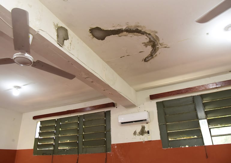 Las paredes y el techo de esta sala de clases, en el Colegio Nacional de Lambaré, muestra desprendimientos que fueron tapados por la Municipalidad de Lambaré.