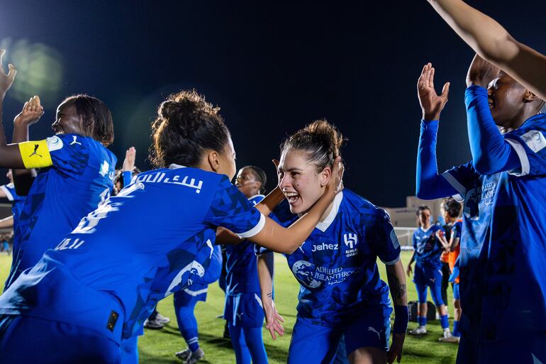 La paraguaya Jessica Martínez, jugadora del Al Hilal, celebra el triunfo en el clásico árabe.