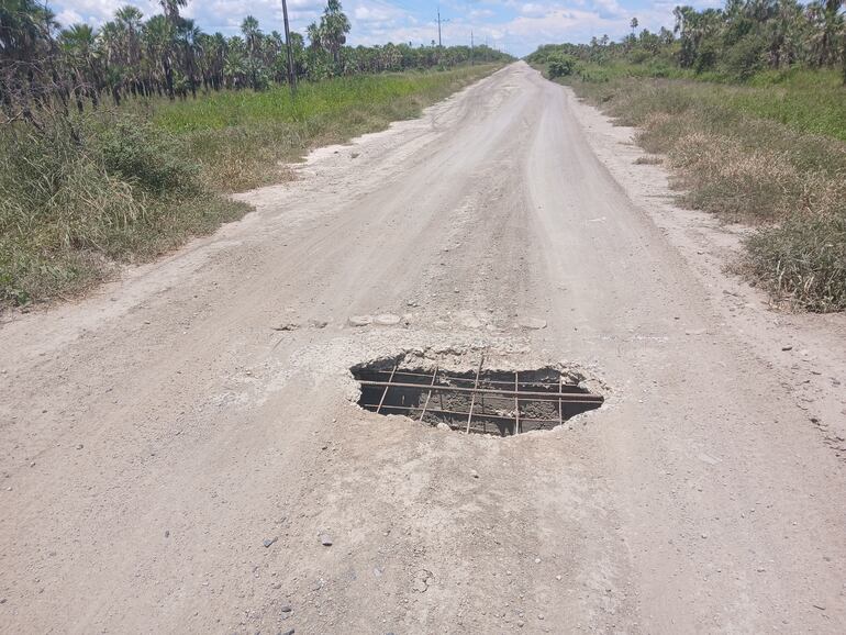 Este enorme agujero de una de las alcantarillas se localiza en la camino Fuerte Olimpo - Toro Pampa.