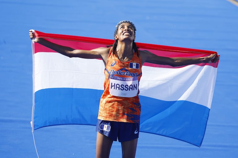 PARÍS, 11/08/2024.- La atleta holandesa Sifan Hassan celebra tras ganar el oro en la prueba de maratón femenino de los Juegos Olímpicos de París 2024 en la capital francesa este domingo. EFE/Juanjo Martín
