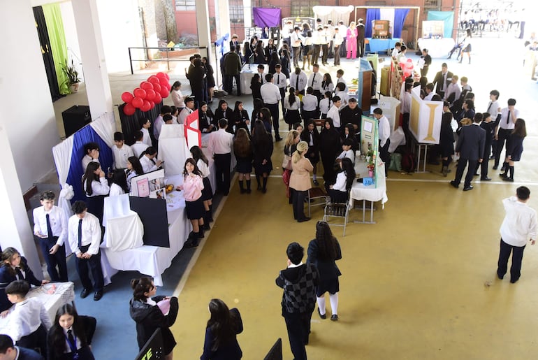 Estudiantes y autoridades educativas durante la Expo Ciencia en el Colegio Nacional Juan Eudoro  Cáceres de Asunción.