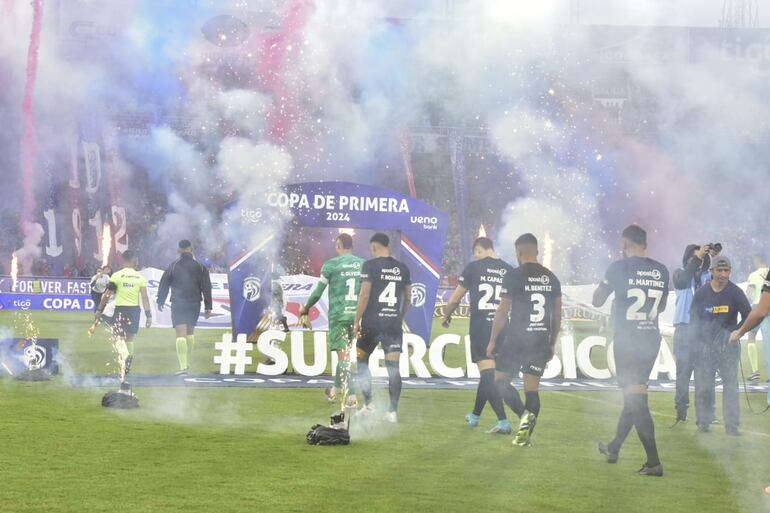 El recibimiento de los hinchas a los jugadores de Cerro Porteño y Olimpia para el superclásico por la fecha 17 del torneo Apertura 2024 del fútbol paraguayo en el estadio La Nueva Olla, en Asunción.