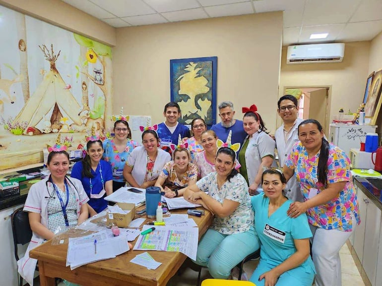 Parte del plantel médico y de enfermería que llevaron adelante las maratónicas cirugías en el Guairá.