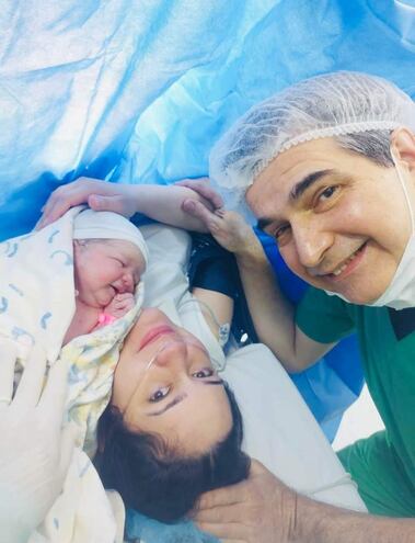 Victoria Sofía Filizzola Salúm con sus padres Carlos Filizzola y Sady Salúm.