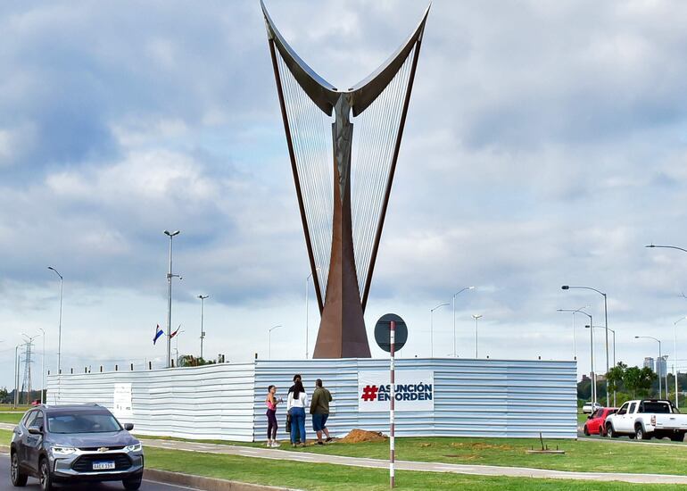 Monumento al Arpa Paraguaya	Avda. Costanera c/ General Santos.29 de mayo del 2023.Foros Pedro Gonzalez