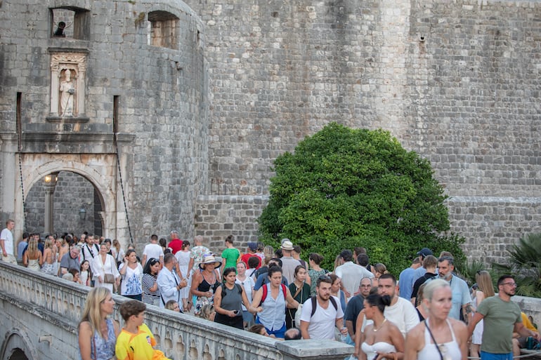 El número cada vez mayor de visitantes de la pintoresca ciudad croata se ha convertido en un problema.