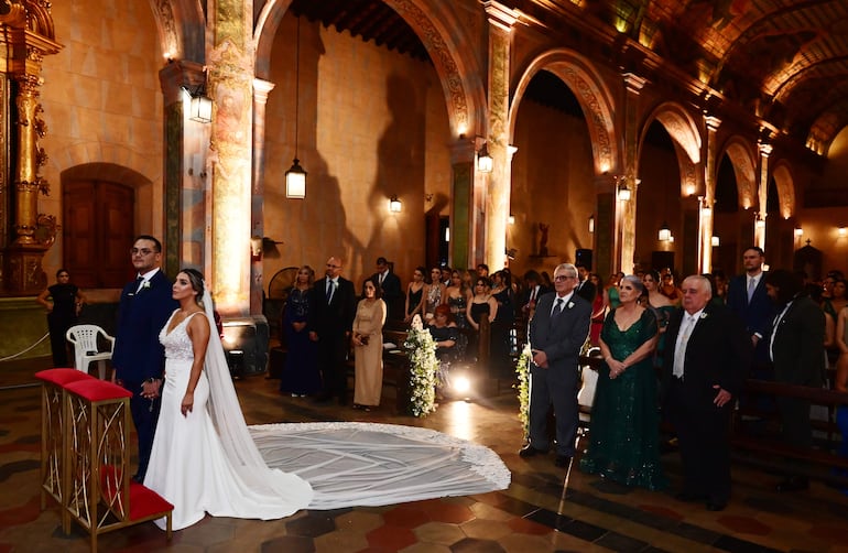 Los novios recibieron la bendición nupcial en la iglesia Santísima Trinidad.