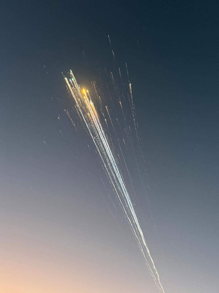 
En esta imagen proporcionada por cortesía de Greg Blee, se observa escombros del Starship de SpaceX en el cielo cerca de Providenciales, Islas Turcas y Caicos, el 16 de enero de 2025.