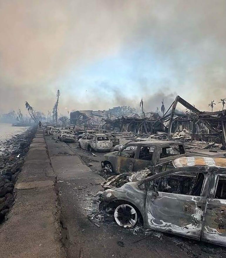 Una foto proporcionada por la Patrulla Aérea Civil del Ala de Hawái muestra automóviles quemados y restos de edificios en la ciudad de Lahaina, Maui, Hawái, EE. UU.