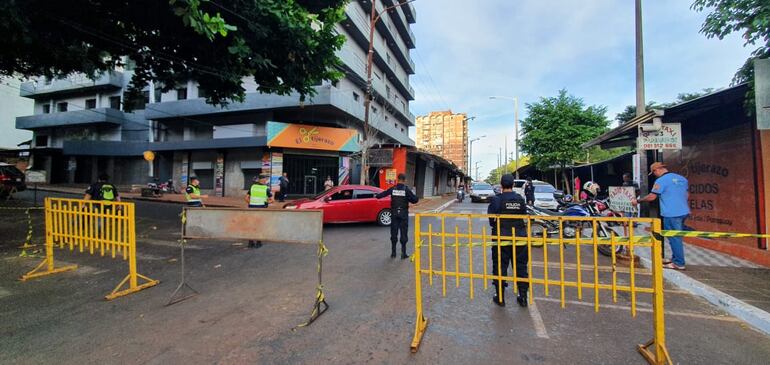 Personal de la Policía Municipal de Tránsito (PMT) se encarga del bloqueo de las arterias.