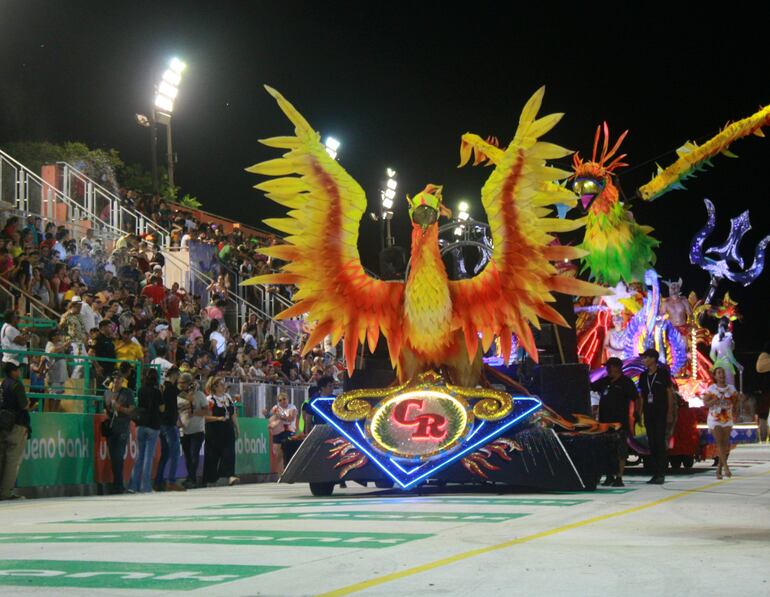 Carroza del club Radioparque en la primera noche del Carnaval Encarnaceno 2024.