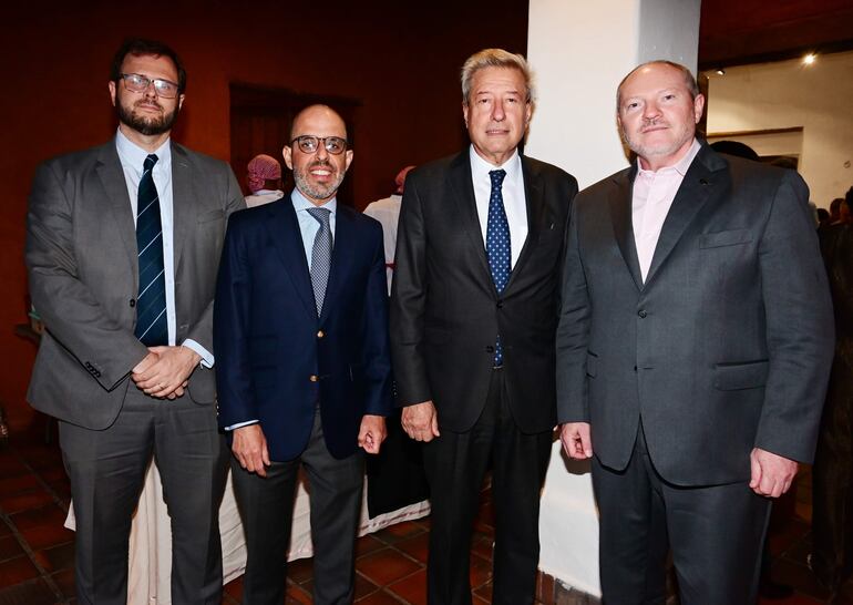 Martín Lorieto, Carlos Arévalos, Eduardo Bouzout, embajador de Uruguay y Walter Ismachowiez. 