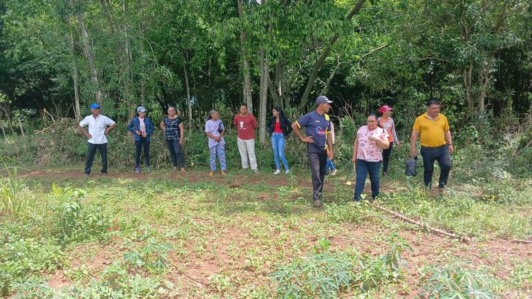 Vecinos se solidarizan con la viuda y repudian el intento de despojo de las tierras