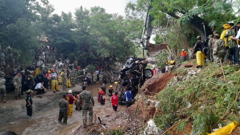 Rescate de la camioneta Toyota Fortuner de los militares desaparecidos del Arroyo Lambaré