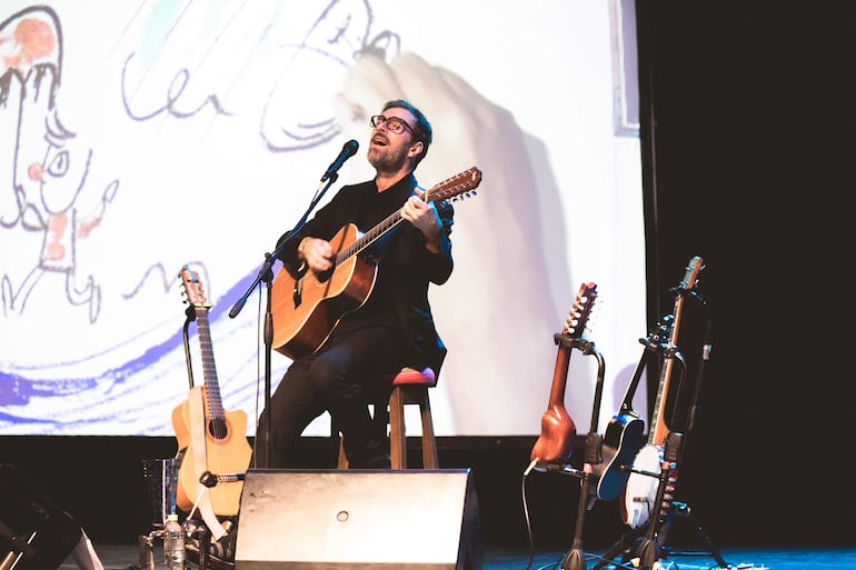 Kevin Johansen rodeado de su fuente de vida, sus instrumentos con los que crea música.