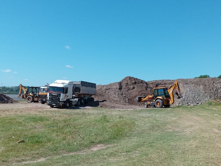 Camiones de la Municipalidad continúan los trabajos de demolición del muro.