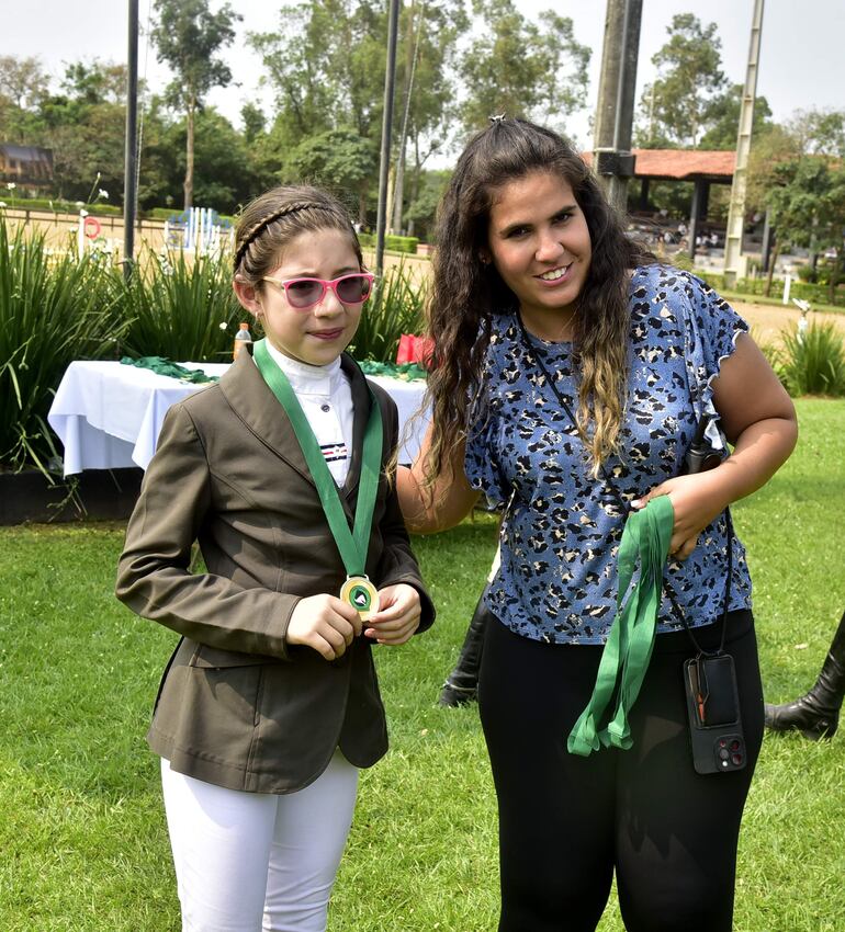 Azul Sabrina Ayala Ferreira del Acá Carayá, se destacó en la categoría 0.90.