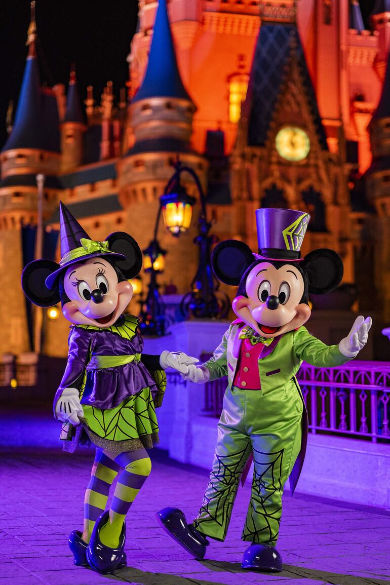 Mickey y Minnie Mouse vestidos con atuendos de Halloween en el parque Magic Kingdom.