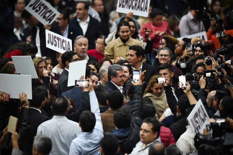 El diputado Ricardo Monreal (C) celebra la aprobación en la Cámara de Diputados el proyecto de reforma judicial en México.