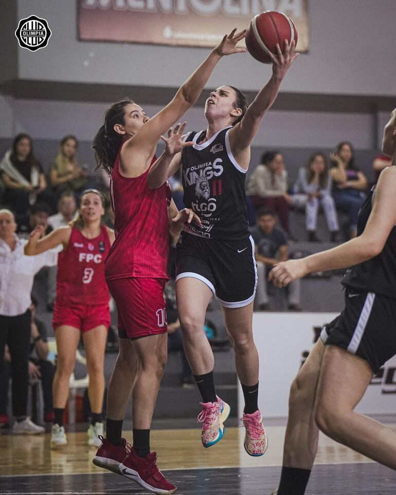 La olimpista Paloma Niz intenta el doble en la llave ante la oposición de Patricia Sosa de Félix Pérez Cardozo, el sábado.