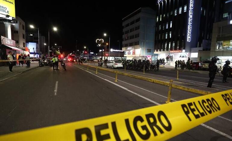 La zona afuera del coliseo donde el candidato a la Presidencia de Ecuador Fernando Villavicencio fue asesinado, el miércoles en Quito.