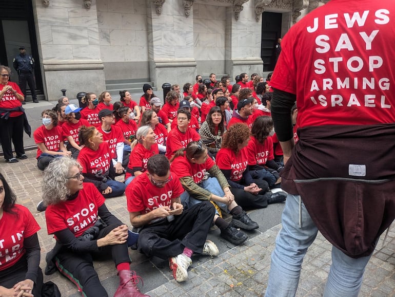 "Jews say stop arming Israel", "Los judíos decimos que dejen de armar a Israel" (Foto: Jews for Racial & Economic Justice)