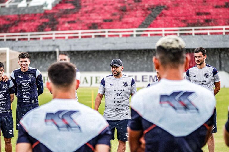 El entrenador del Sportivo 2 de Mayo, Felipe Giménez (centro), se dirige a los integrantes del plantel antes del inicio de las actividades en el estadio Antonio Aranda del 3 de Febrero de Ciudad del Este.