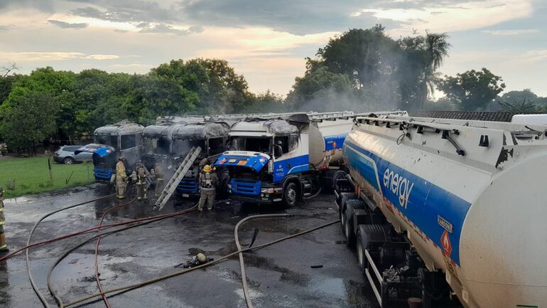 Tareas de enfriamiento de cuatro camiones cisternas incendiados en San Antonio.