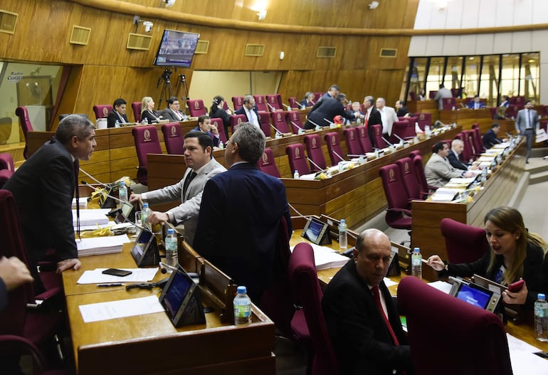 La Cámara de Diputados quedó sin quorum para su ordinaria y apenas pudo terminar de tratar un tema en la extraordinaria posterior.