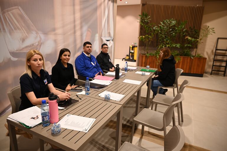 La feria de empleos se realiza en el patio de comidas de Abasto Este.