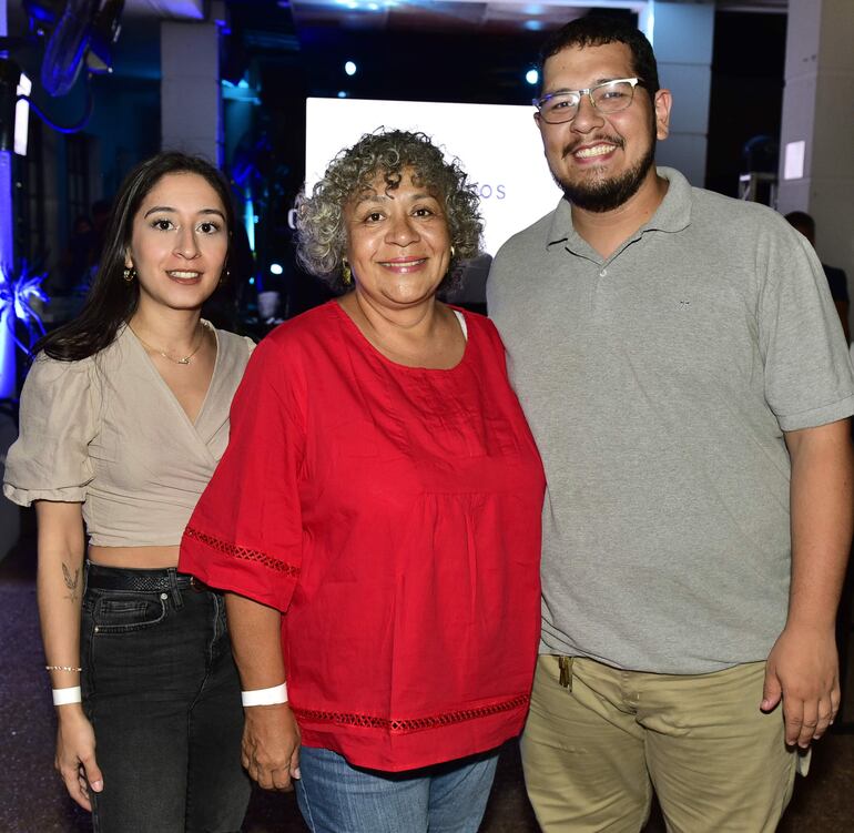 Ximena Romero, Raquel de Romero y Martín Romero.