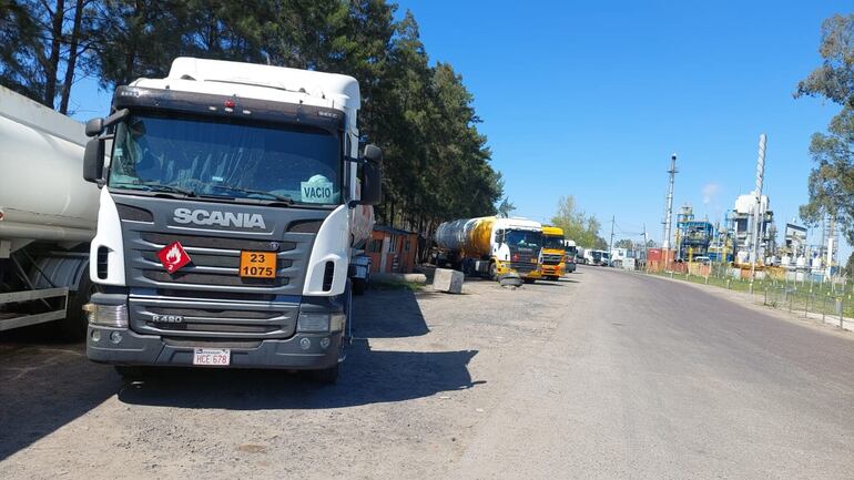 Camión con chapa paraguaya varado en  Campana, Argentina, frente a la refinería de Axion.