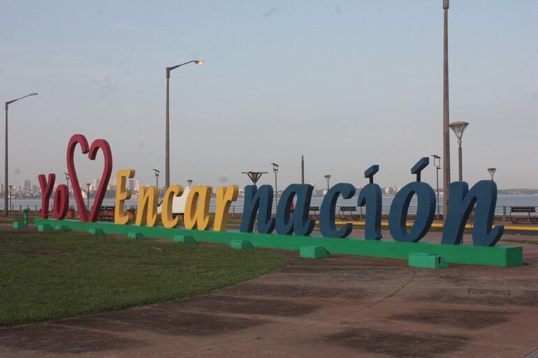 Parque "Yo Amo Encarnación", sobre la avenida Costanera República del Paraguay, a orillas del río Paraná.