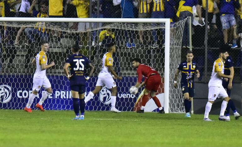 Festejo de los luqueños tras el primer gol de Marcelo Pérez