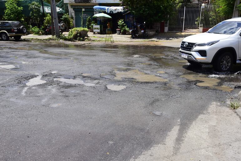 Pérdida de agua y baches en Lomas Valentinas y avenida Perú. 