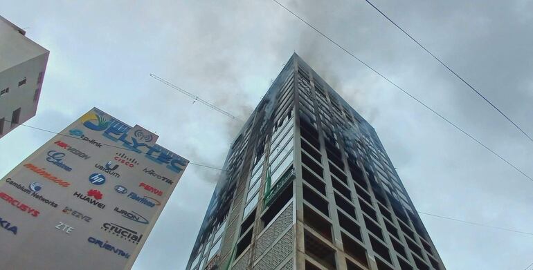 A cuatro días del inicio del incendio persisten focos en algunos pisos.