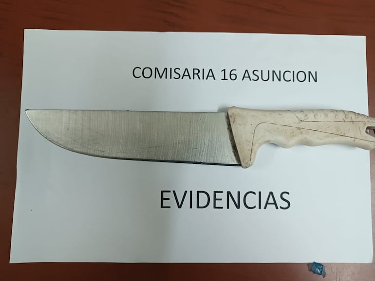 Cuchillo incautado en poder de la mujer.