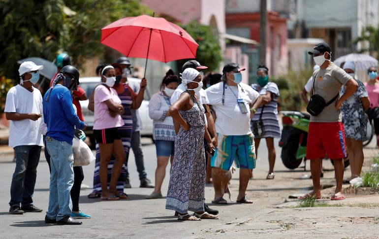 En Cuba, país lastrado por el desabastecimiento crónico, los pobladores deben hacer cola por varias horas para adquirir alimentos.