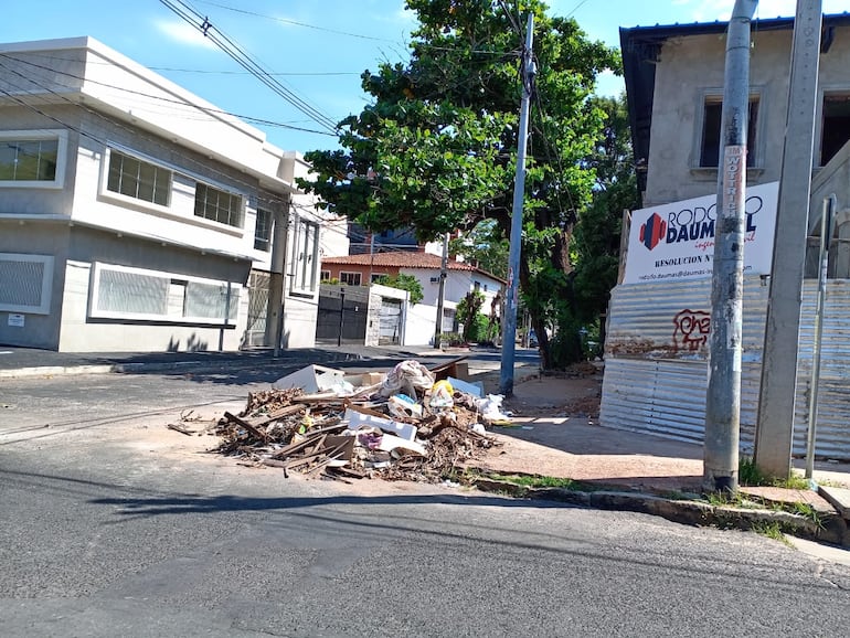 La calle Azara, que atraviesa los barrios Bernardino Caballero y Ciudad Nueva, amaneció con varios vertederos irregulares en plena vía pública.