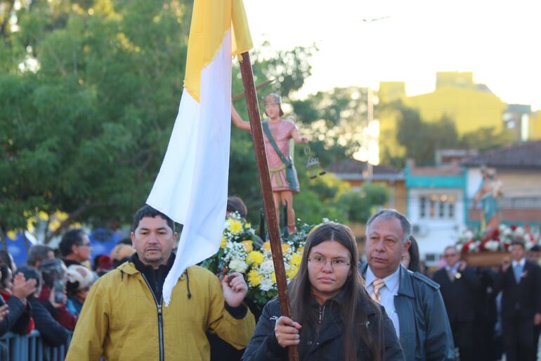 Ingreso de devotos con la imagen de San Miguel Arcángel.