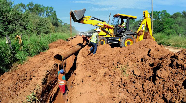 Colocación de los tubos en el tramo troncal Puerto Casado – Loma Plata.