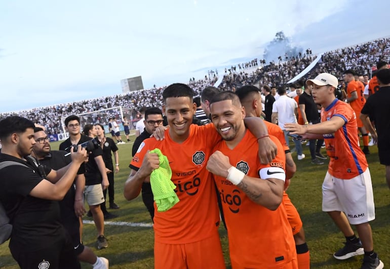 Los jugadores de Olimpia festejan el campeonato del torneo Clausura 2024 del fútbol paraguayo después de empatar sin goles con 2 de Mayo en el estadio Río Parapití, en Pedro Juan Caballero, Paraguay.