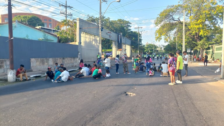 Los indígenas cierran la Avda. Artigas como medida de fuerza.