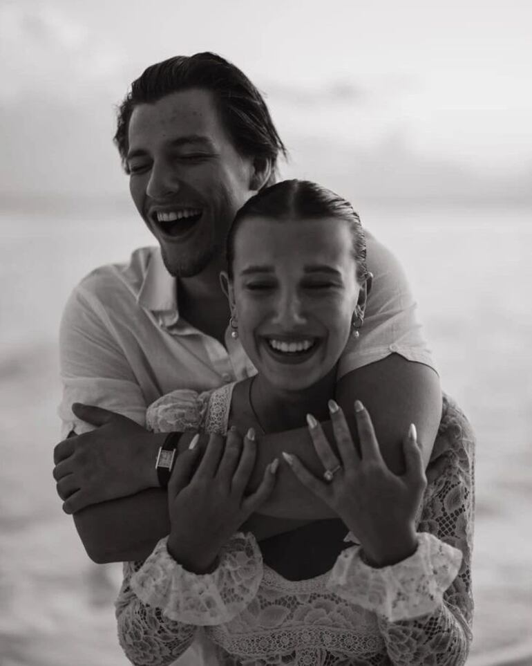 Millie Bobby Brown y Jake Bongiovi anunciaron felices que están comprometidos.