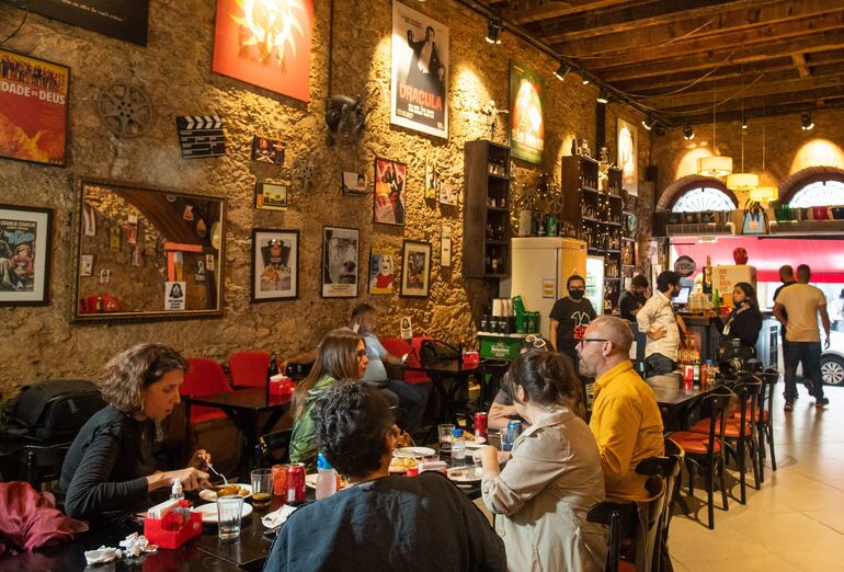 Parejas copan hoy los restaurantes del país.