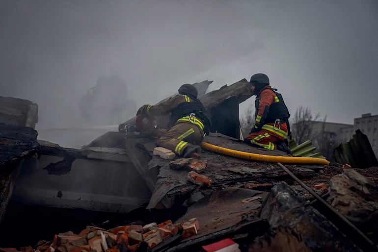 Bomberos ucranianos trabajan en el sitio de un bombardeo ruso el miércoles en Sumi.