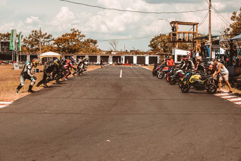 Este fin de semana, con el sistema de largada estilo “Le Mans” (foto), se realizará la maratón de motos de velocidad en Ñu Guasu, actividad con la que iniciará un año de innumerables desafíos.