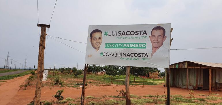 El candidato a intendente de Itakyry Luis Acosta y su padre, Joaquín Acosta, candidato a concejal, en una gigantografía. Ambos están prófugos, al igual que el hermano del primero, Gustavo Acosta.